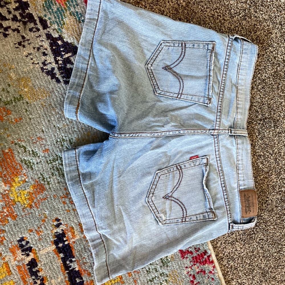 Vintage woman’s Levi’s Levi denim shorts size 10